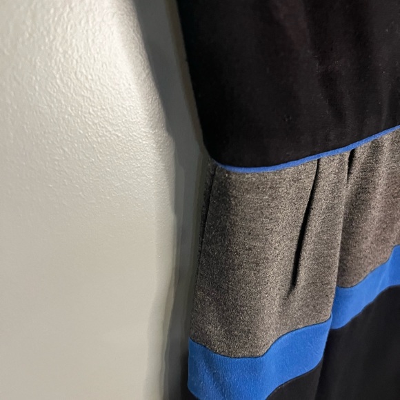 BCBG Max Azria Dress Size 4 with Pockets - Picture 2 of 7